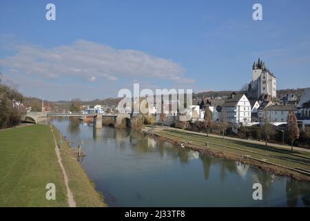 Vista di Diez con Grafenschloss costruito nel 11th secolo e Alte Lahnbrücke, Assia, Germania Foto Stock