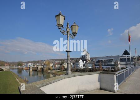 Lahn Bridge e Old Lahn Bridge con vista sul Grafenschloss a Diez, Hesse, Germania Foto Stock