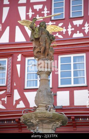 Justitia figura alla fontana del mercato in Bernkastel-Kues, Renania-Palatinato, Germania Foto Stock