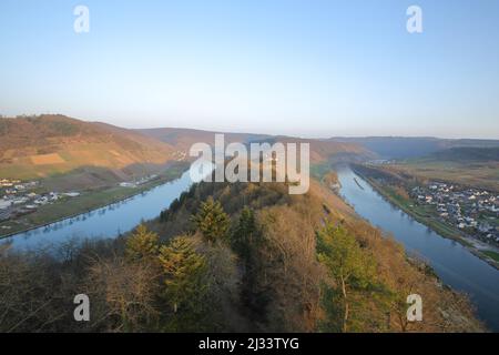 Vista dal Prinzenkopfturm su Marienburg e la valle della Mosella vicino a Pünderich, Renania-Palatinato, Germania Foto Stock