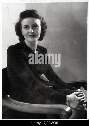 Album fotografici di EVA Braun, ca. 1913 - ca. 1944. Questi album sono attribuiti a Eva Braun (quattro sono rivendicati dalla sua amica Herta Schneider, nee Ostermeyer) e documentano la sua vita da ca. da 1913 a 1944. Ci sono molte fotografie di Eva, delle sue sorelle e dei loro figli, di Herta Schneider e dei suoi figli, così come fotografie delle vacanze di Eva, dei suoi familiari e degli amici. Sono incluse anche le fotografie scattate da e di Eva Braun allo chalet di Hitler Berghof (o Kehlstein), le fotografie di Hitler e del suo entourage, i visitatori di Berghof e il paesaggio intorno a Berchtesgaden, e alcuni ritratti di studio di Eva Foto Stock