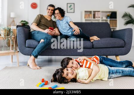 La famiglia felice di trascorrere del tempo insieme a casa Foto Stock