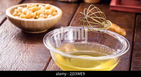 aquafaba in una pentola da cucina, compote con acqua di legume di ceci biologica, usato come alternativa vegana Foto Stock