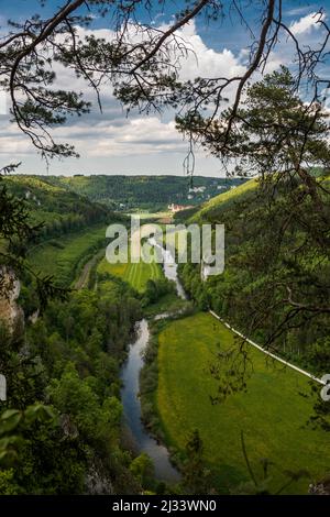 Vista dal Knopfmacherfelsen all'Abbazia di Beuron, vicino a Fridingen, Parco Naturale dell'Alto Danubio, alta Valle del Danubio, Danubio, Alb Svevo, Baden-Wuerttemberg, Germania Foto Stock