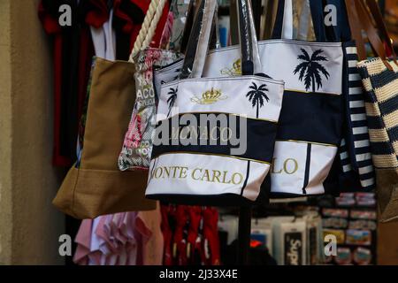 Monte Carlo, Monaco. 28th Mar 2022. Un negozio turistico vende borse di souvenir di Monaco. (Credit Image: © Dinendra Haria/SOPA Images via ZUMA Press Wire) Foto Stock