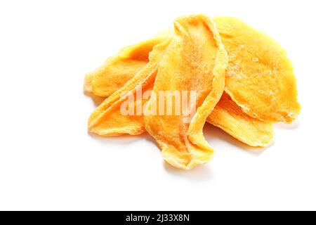 Fette di frutta di mango dolci essiccate come sfondo arancione textural a schermo intero Foto Stock