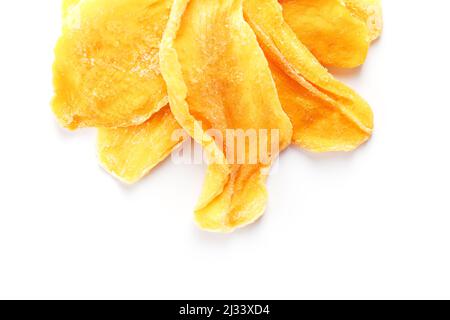 Fette di frutta di mango dolci essiccate come sfondo arancione textural a schermo intero Foto Stock