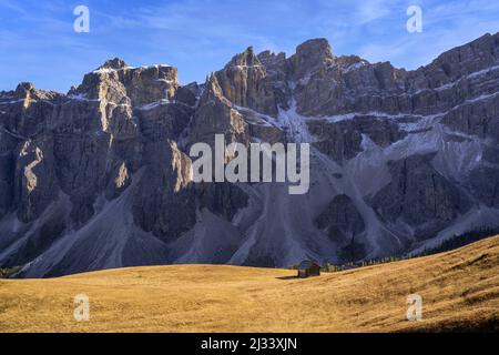 Piccola capanna di fronte al gruppo Geisler, Puez-Geisler, Lungiarü, Dolomiti, Italia, Europa Foto Stock