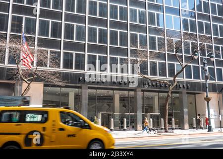 Pfizer World Headquarters Building Facade, NYC 2022 Foto Stock