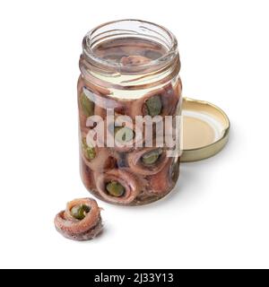 Vaso in vetro singolo aperto con acciuga arrotolata e capperi isolati su sfondo bianco da vicino Foto Stock