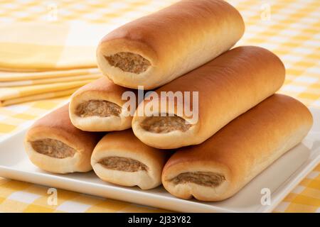 Un mucchio di panini alla salsiccia di Brabantian appena sfornati da vicino per uno spuntino Foto Stock