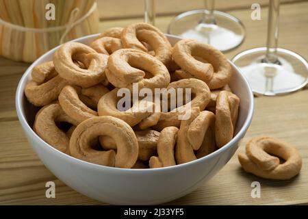 Ciotola con Tarallini freschi e tradizionali come spuntino Foto Stock