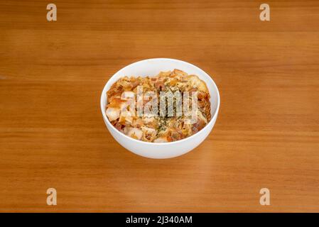 Oyakodon, è un donburi giapponese o palla di riso fatto con pollo, uovo, cipolla di primavera, e altri ingredienti simmered in una salsa, poi servito su un grande Foto Stock