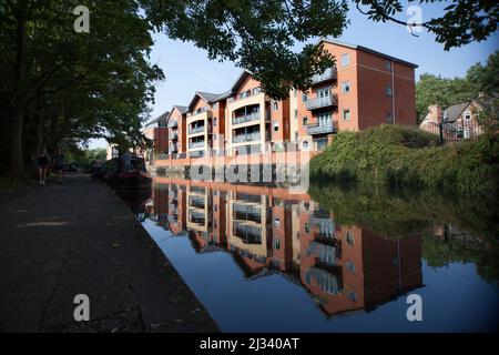 Proprietà residenziali accanto a Nottingham Canal nel Regno Unito Foto Stock