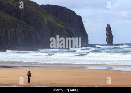 Camminatori sulla spiaggia a Sandwood Bay, Cape Wrath, Sutherland, Scozia Regno Unito Foto Stock