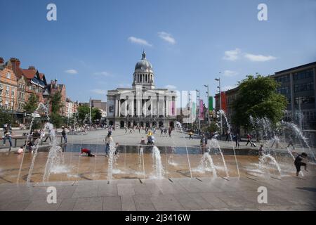 I bambini giocano nella fontana dell'Old Market Square a Nottingham, nel Regno Unito Foto Stock