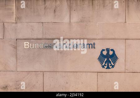 BERLINO, GERMANIA - 3 MAGGIO 2016: Targa al muro della cancelleria tedesca, Bundeskanzleramt. È la sede del Cancellor tedesco. Foto Stock