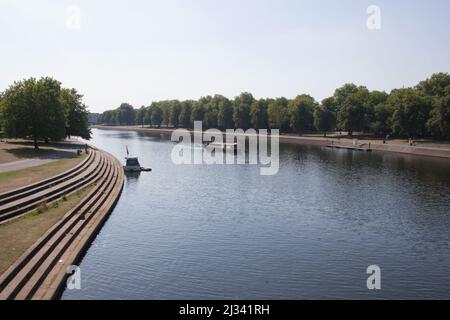 Vista sul fiume Trent dal Trent Bridge a Nottingham nel Regno Unito Foto Stock