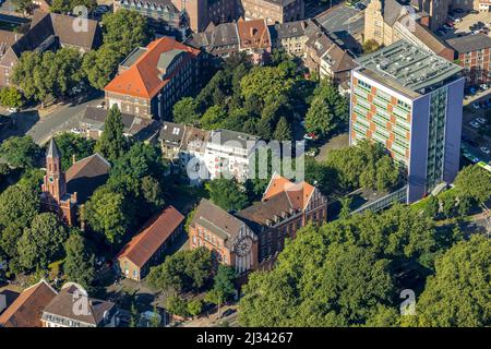 Vista aerea, Evang. Christuskirche e Adolf-Feld-Schule, nonché Hans-Böckler-Berufskolleg nell'alto edificio, nel centro della città, Oberhausen, Ruhr Foto Stock