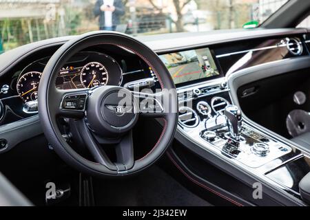 Slovenia, Lubiana - Marzo 9 2022: Logo Bentley badge di auto di lusso. Foto Stock