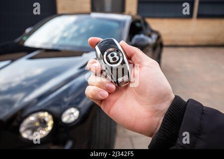 Slovenia, Lubiana - Marzo 9 2022: Logo Bentley badge di auto di lusso. Foto Stock