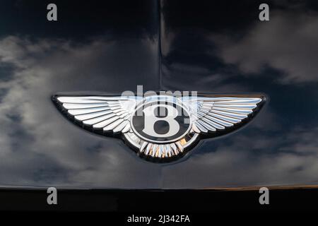 Slovenia, Lubiana - Marzo 9 2022: Logo Bentley badge di auto di lusso. Foto Stock