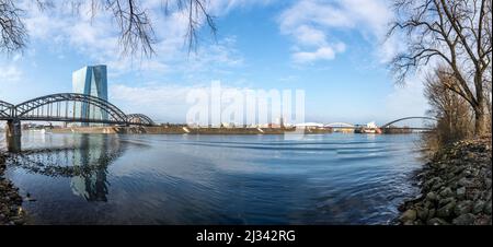 FRANCOFORTE AM MAIN, GERMANIA - 11 FEBBRAIO 2017: Panorama della nuova sede della Banca Centrale europea o della BCE a Francoforte con il fiume MAIN Foto Stock