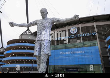 Manchester, Regno Unito. 05th Apr 2022. La statua di Vincent Kompany all'esterno dell'Etihad Stadium di Manchester, Regno Unito, il 4/5/2022. (Foto di Conor Molloy/News Images/Sipa USA) Credit: Sipa USA/Alamy Live News Foto Stock