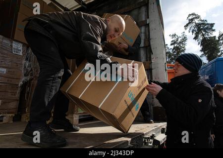 Bucha, Ucraina. 04th Apr 2022. I volontari scaricano gli aiuti umanitari da un camion nella città di Bucha. In seguito alla riconversione di Bucha da parte delle forze ucraine, i volontari hanno trasportato aiuti umanitari in città, poiché sono stati devastati da pesanti combattimenti e precedentemente occupati dalle forze russe. (Foto di Alex Chan Tsz Yuk/SOPA Images/Sipa USA) Credit: Sipa USA/Alamy Live News Foto Stock