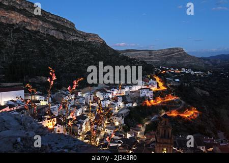 Il villaggio di Chulilla - zona di arrampicata in Spagna, provincia di Valencia - ora blu notte scatto, dopo il tramonto Foto Stock