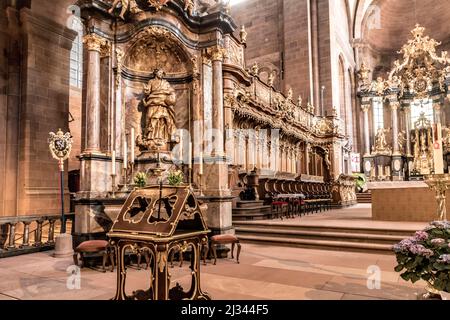 WORMS, GERMANIA - 15 MAGGIO 2017: All'interno della cupola dei Worms, la vecchia cupola dei re per la cerimonia di incoronazione. Abito di teenag catecumeno Foto Stock