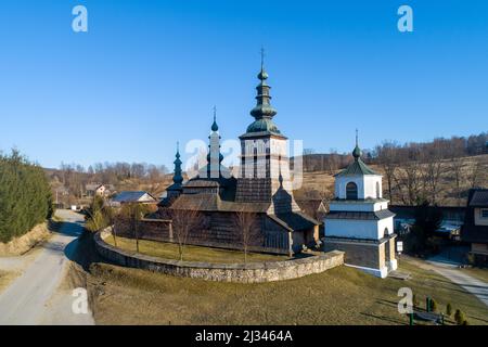 Vecchia chiesa ortodossa a Owczary, Polonia. Costruito nel 17th secolo. Ora è usata sia come Chiesa cattolica romana che come Chiesa greca. Sito patrimonio dell'umanità dell'UNESCO Foto Stock