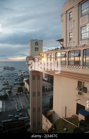 salvador, bahia, brasile - 1 aprile 2022: Vista di Elevador Lacerda da Salvador città. Foto Stock