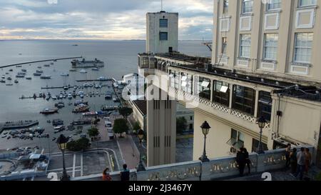 salvador, bahia, brasile - 1 aprile 2022: Vista di Elevador Lacerda da Salvador città. Foto Stock