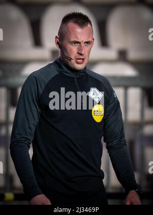 DUIVENDRECHT, PAESI BASSI - APRILE 4: Arbitro assistente Don Frijn durante la partita olandese Keukenkampioendivisie tra Jong Ajax e TOP Oss al De Toekomst il 4 Aprile 2022 a Duivendrecht, Paesi Bassi (Foto di Kees Kuijt/Orange Pictures) Foto Stock