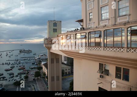 salvador, bahia, brasile - 1 aprile 2022: Vista di Elevador Lacerda da Salvador città. Foto Stock