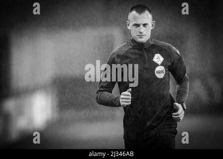 DUIVENDRECHT, PAESI BASSI - APRILE 4: Arbitro assistente Don Frijn durante la partita olandese Keukenkampioendivisie tra Jong Ajax e TOP Oss al De Toekomst il 4 Aprile 2022 a Duivendrecht, Paesi Bassi (Foto di Kees Kuijt/Orange Pictures) Foto Stock