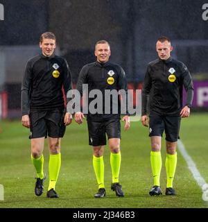 DUIVENDRECHT, PAESI BASSI - APRILE 4: Arbitro Martijn Vos, arbitro assistito Don Frijn, arbitro assistito Roan van Marrewijk durante la partita olandese Keukenkampioendivisie tra Jong Ajax e TOP Oss a De Toekomst il 4 Aprile 2022 a Duivendrecht, Paesi Bassi (Foto di Kees Kuijt/Orange Pictures) Foto Stock