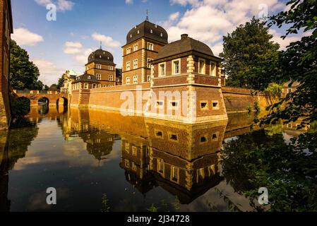 Castello ormeggiato in Ahaus a Munsterland a mezzogiorno, Renania settentrionale-Vestfalia, Germania Foto Stock