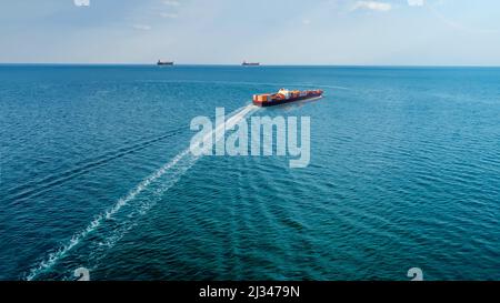 Nave da carico che trasporta più contenitori sulle acque del mare. Foto Stock