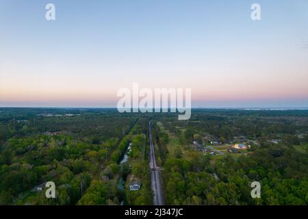 Binari ferroviari che conducono a Mobile, Alabama al tramonto Foto Stock