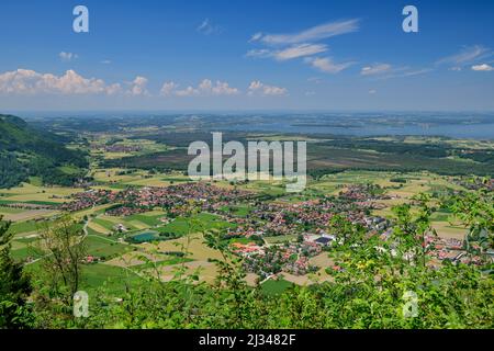 Vista dalla Schnappenkirche sul territorio alpino con Staudach e Chiemsee, Schnappenkirche, Hochgern, Alpi Chiemgau, Salzalpensteig, Baviera superiore, Baviera, Germania Foto Stock