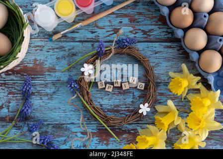 Piatto con uova di pasqua Foto Stock