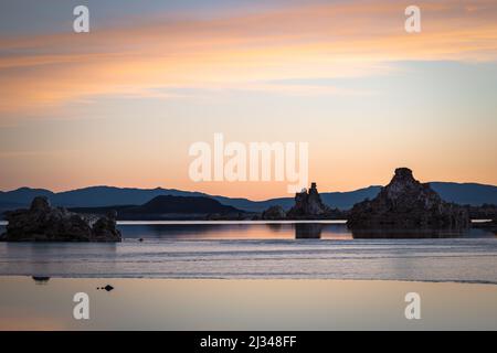 Alba sui campi di tufo al Lago di Mono CA Foto Stock