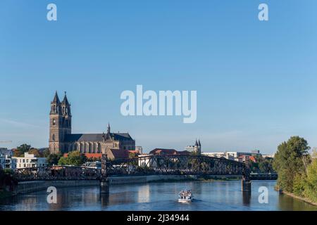 Cattedrale di Magdeburg, di fronte al ponte di sollevamento e barca da escursione, Magdeburg, Sassonia-Anhalt, Germania Foto Stock