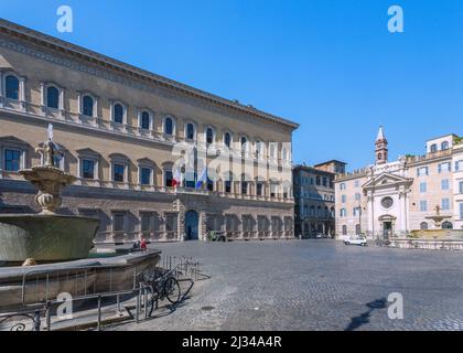 Roma, Piazza Farnese, Palazzo Farnese, fontane con vasche di granito, Chiesa di Santa Brigida Foto Stock