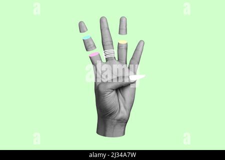 Foto su cartoon luminoso sfondo alla moda grande mano con le dita divise tagliate graficamente contando quattro Foto Stock