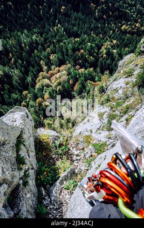 Si affaccia sul percorso a più passi di Leonhardstein, Prealps bavaresi Foto Stock