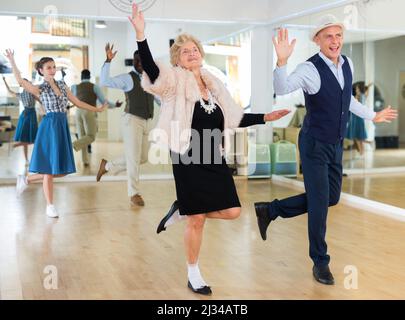 Donna anziana e giovane balli swing in studio Foto Stock