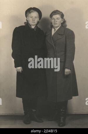 Fotografia vintage. Ritratto a tutta lunghezza di due donne in abbigliamento esterno, URSS, 1945-1949 Foto Stock